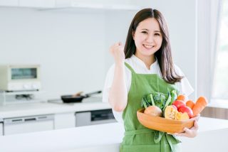 野菜を持つ女性のイメージ